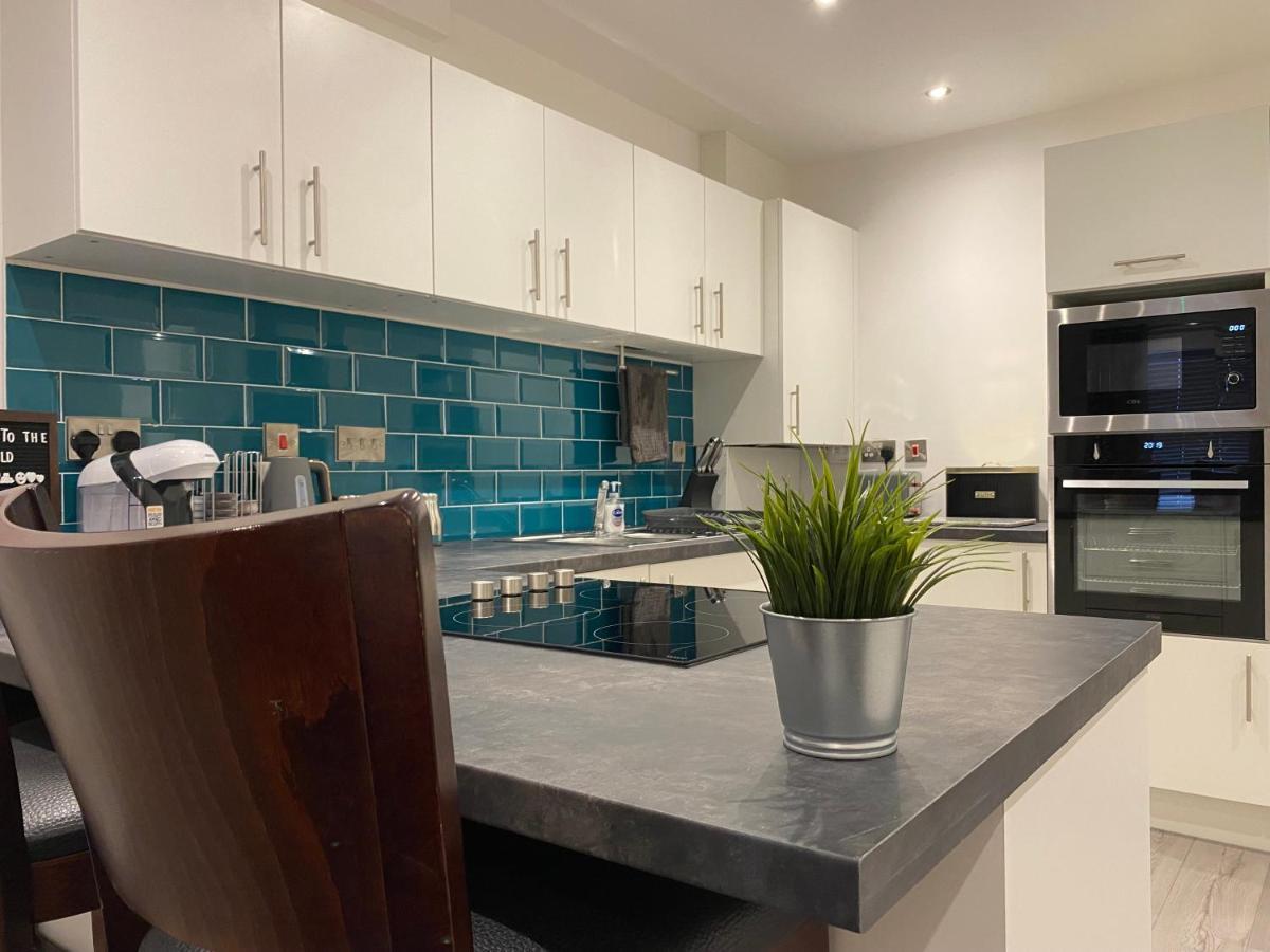 Modern 3 Bedroom Close To The Centre Apartment